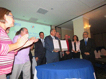 Foto firma - Descripción: Foto del señor presidente con  firma del acuerdo